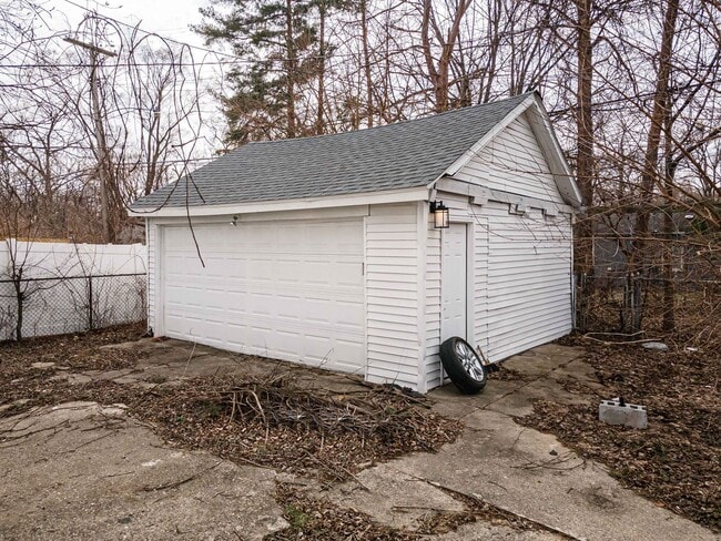 Building Photo - 3 Bedroom - 1 Bath - $1,295