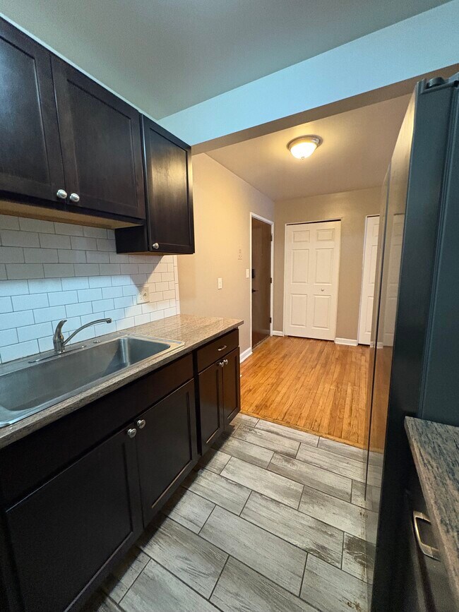 Building Photo - Lahser Manor