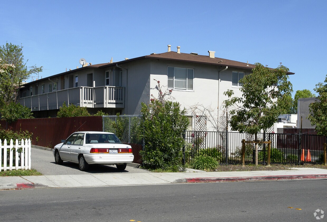 Building Photo - 128 Roosevelt Ave