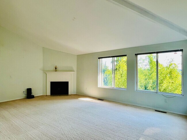 Building Photo - Stunning Home for Rent in Kirkland – Spaci...