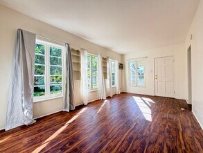 Building Photo - 251-251 1/2 N Ivy Ave