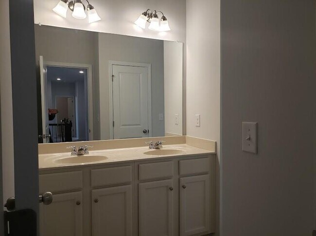 Building Photo - 3237 Long Creek Dr