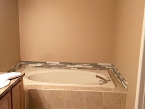 Building Photo - 28 Forest Cove Dr