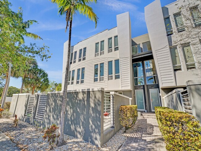 Building Photo - 703 SE 16th Ct