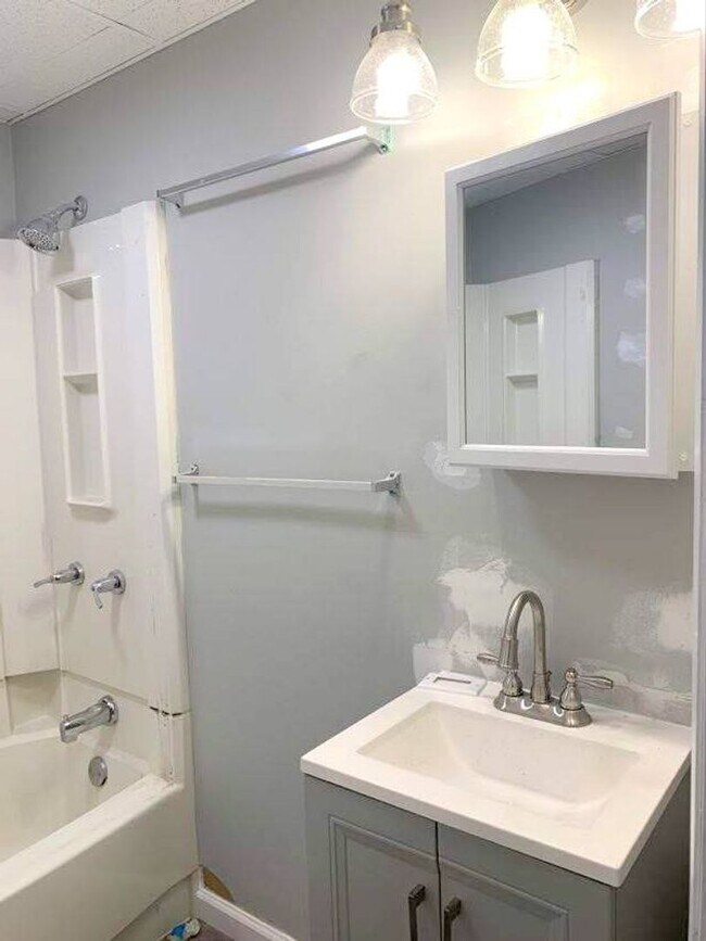 Building Photo - Amazing Fully Renovated 5 Bedroom (or 6)/ ...