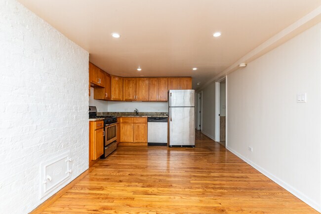 Building Photo - 633 W Fullerton Pkwy