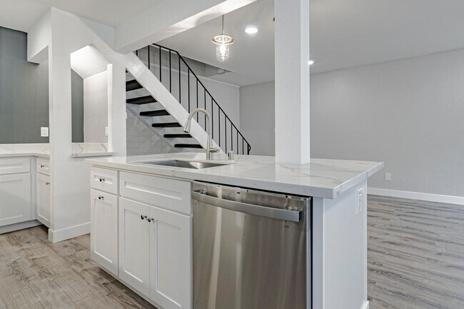 Foto del edificio - Fully Updated 2 Bedroom 1 Bath Condo