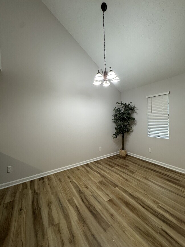 Foto del edificio - Completely Renovated Duplex with Garage Av...