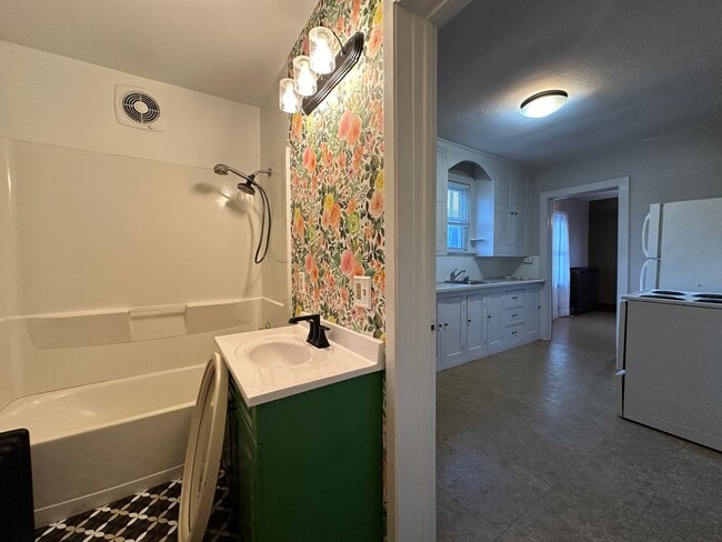Building Photo - Charming 2 bedroom house $725