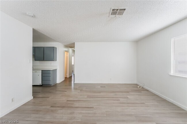 Foto del edificio - 6982 Hopkins Dr