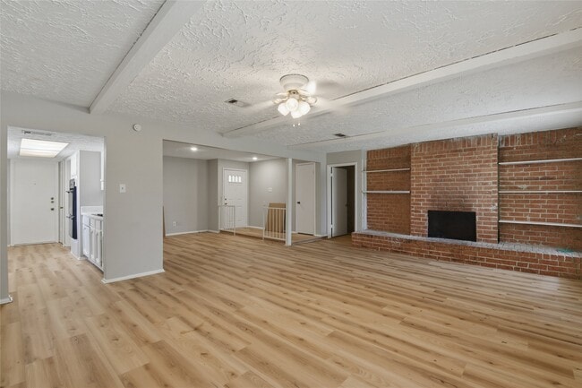 Foto del edificio - 6015 Knotty Post Ln