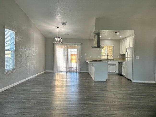 Building Photo - Please call Vaughn Realty, 760-446-6561 to...