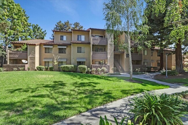 Building Photo - 2 Bedroom, 1 Bath, Upstairs Condo in the C...