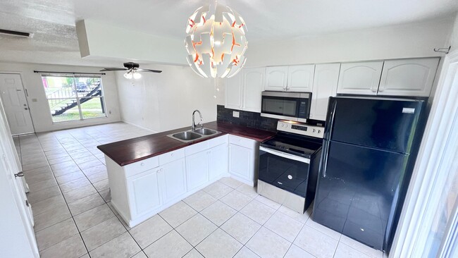 Building Photo - Charming 2 BEDROOM 1 BATHROOM Condo in Orl...