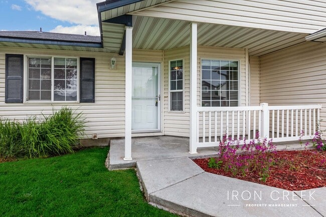 Building Photo - Welcome to this charming, centrally locate...