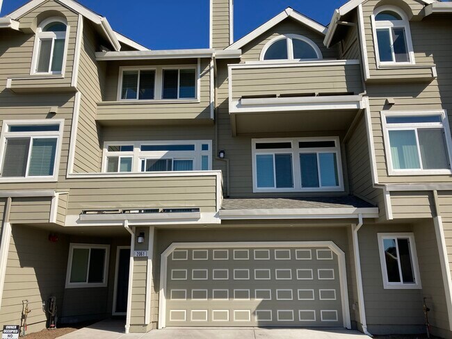 Building Photo - 2061 Stonefield Ln