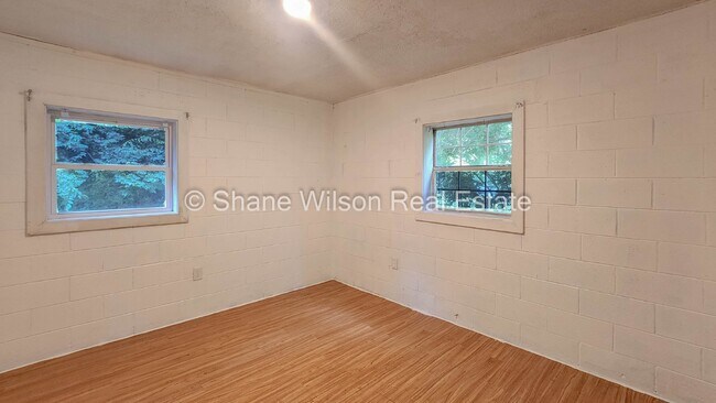 Foto del edificio - Affordable 2 BR / 1 BA Duplex Unit is up f...