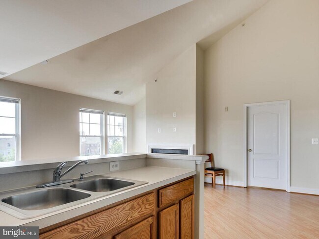 Foto del edificio - 12828 Clarksburg Square Rd