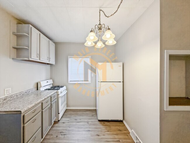 Foto del edificio - 2 Bed 1 Bath Single Family Home + Bonus Room