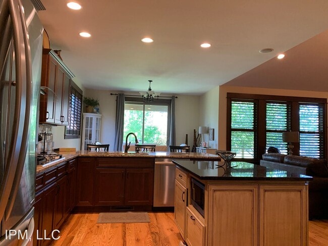 Building Photo - 5 br, 3 bath House - 3105 Madrona Lane
