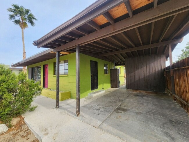 Building Photo - Two Bedroom in Chocolate Drop!