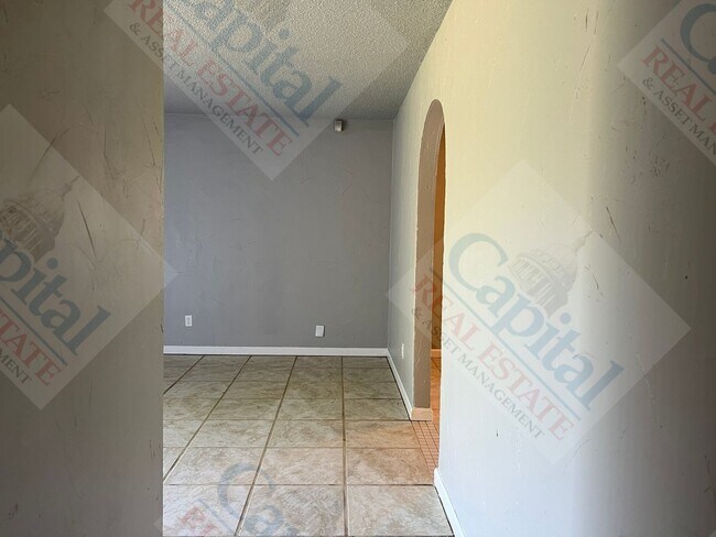 Building Photo - Large 4 Bedroom Home