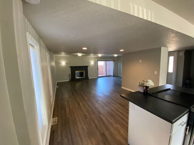 Foto del edificio - AVAILABLE NOW: GORGEOUS TOWNHOME $2,000/Month