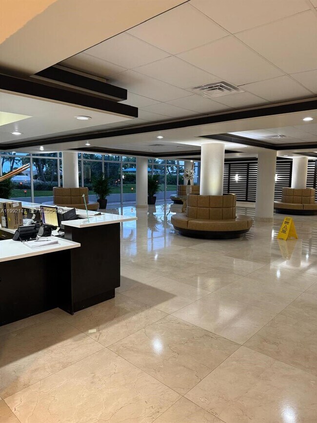 Foto del edificio - 5005 Collins Ave