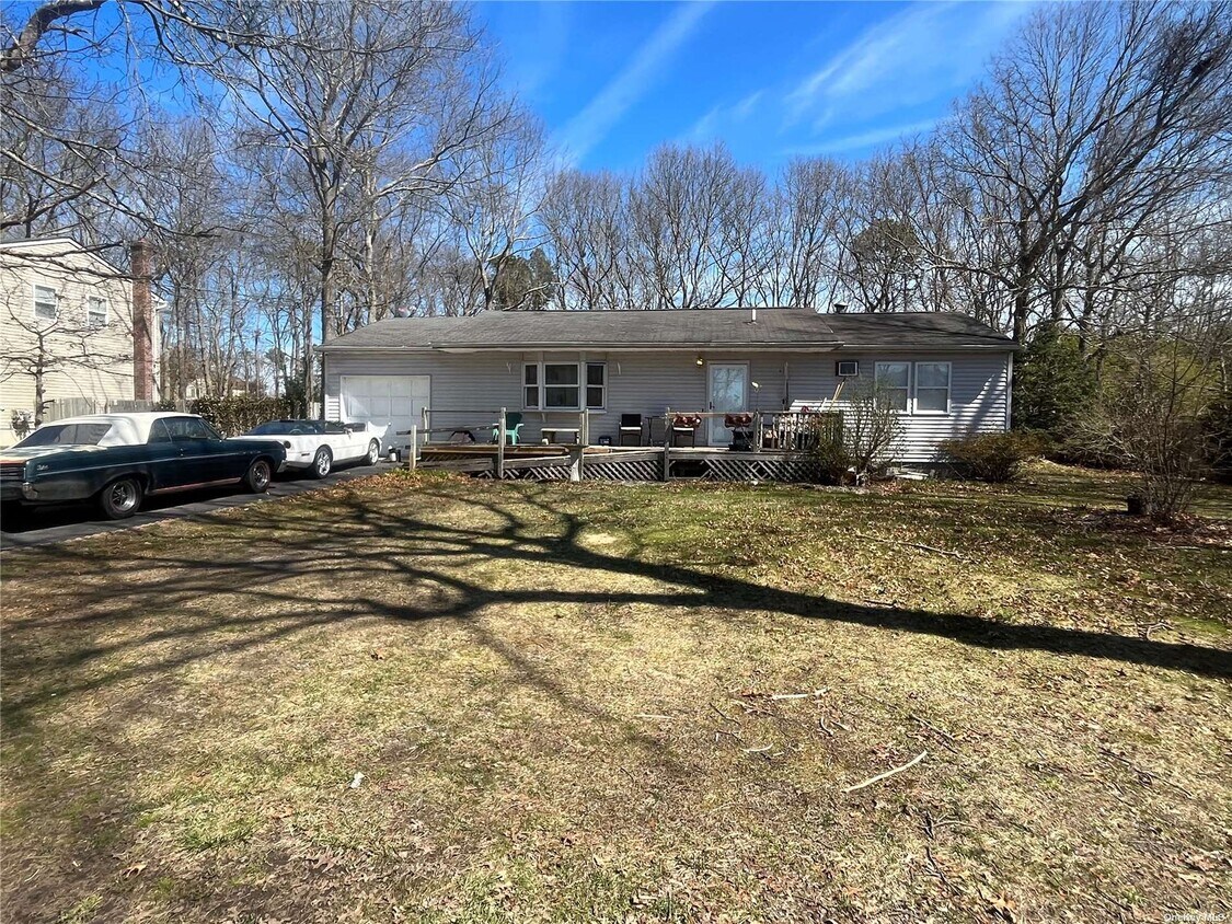 178 Oak Ave, Shirley, NY 11967 House Rental in Shirley, NY