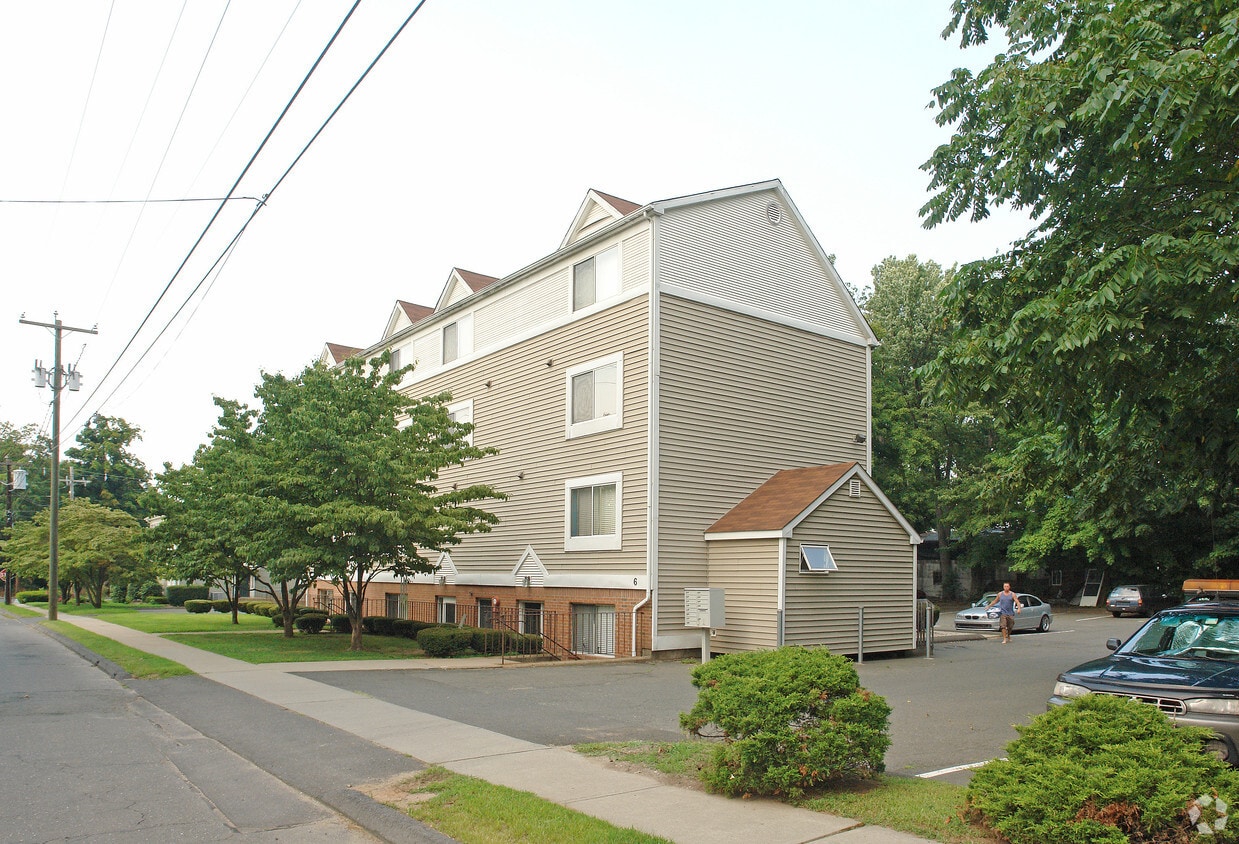 6 Crown St, Plainville, CT 06062 Apartments in Plainville, CT