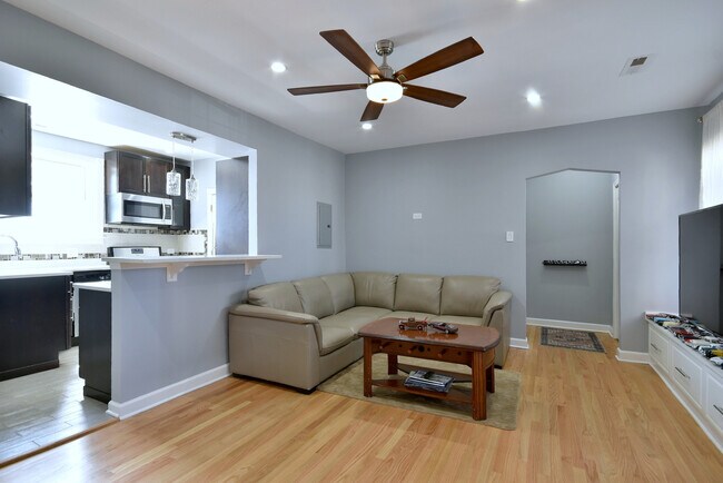 Building Photo - 5717 N Kimball Ave