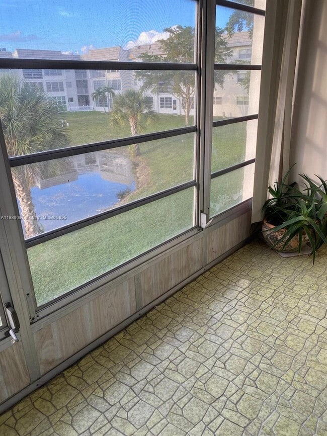 Foto del edificio - 8460 Sunrise Lakes Blvd