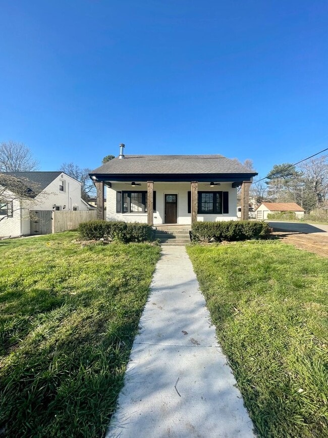 Building Photo - Charming 5 Bed, 3 Bath Home in the Heart o...