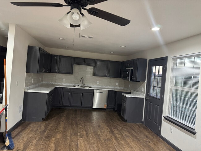 Foto del edificio - 6474 Rock Ridge Dr