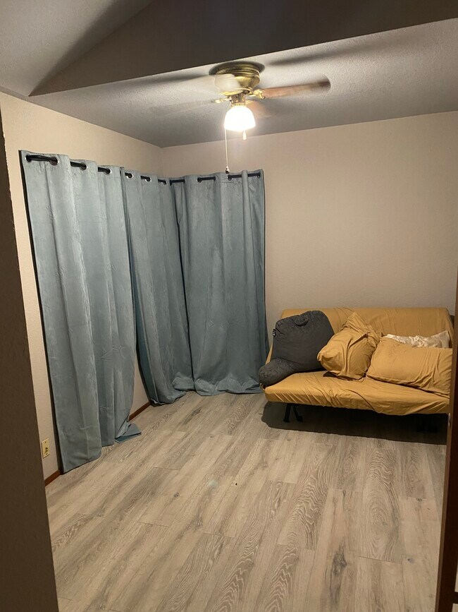 Sala de estar/dormitorio. - 415 10th St