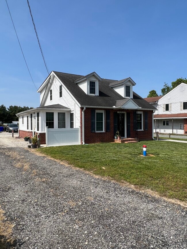 Fachada de la casa - 7019 Church Hill Rd