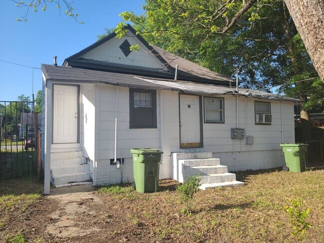 Building Photo - 1BR, 1BA Efficiency apart.
