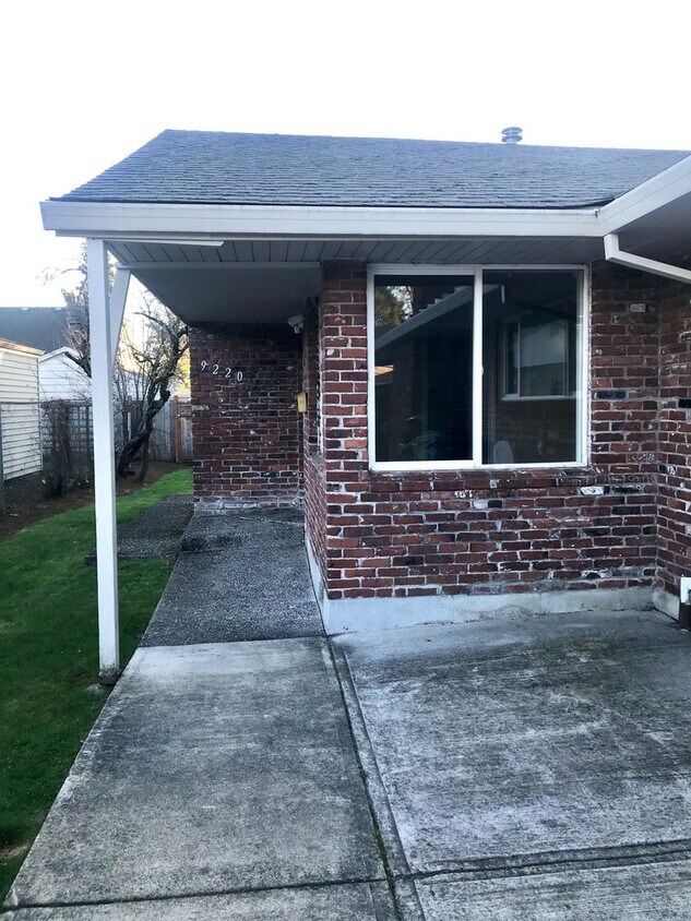 Primary Photo - Large 2 Bed, 1 Bath Duplex Apartment with ...