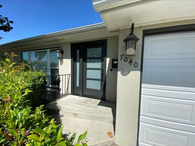 Building Photo - Fireplace! 1 Car Garage! Double Stainless Steel Oven! HUGE Enclosed Yard! Remodeled!