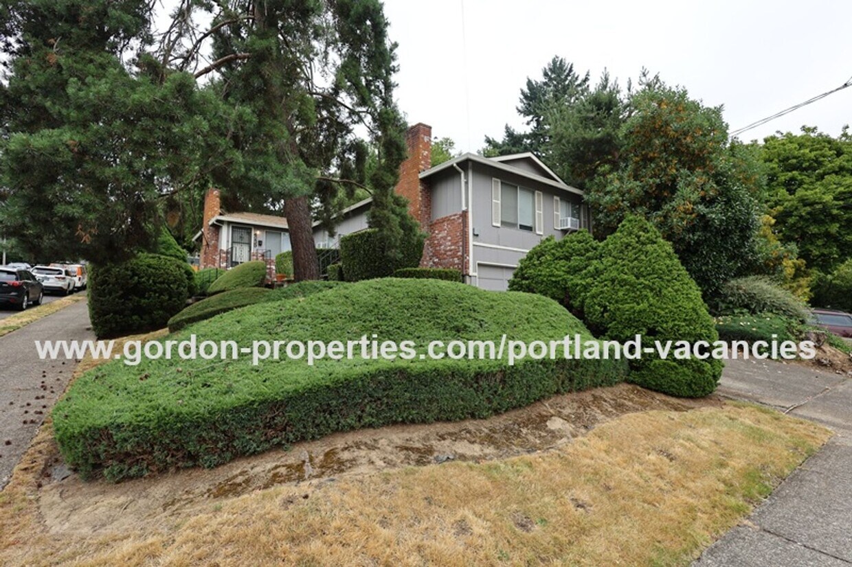 Foto principal - SE 15th Ave - remodeled 3 bedroom duplex w...