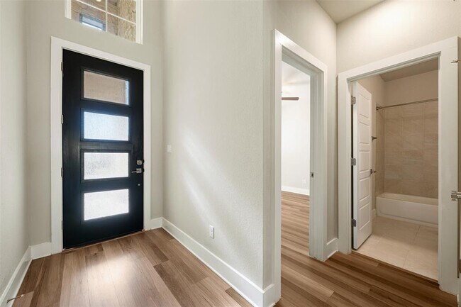 Building Photo - 2104 Prairie Oaks Dr