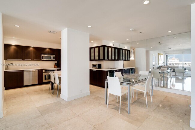 Foto del edificio - 251 Crandon Blvd