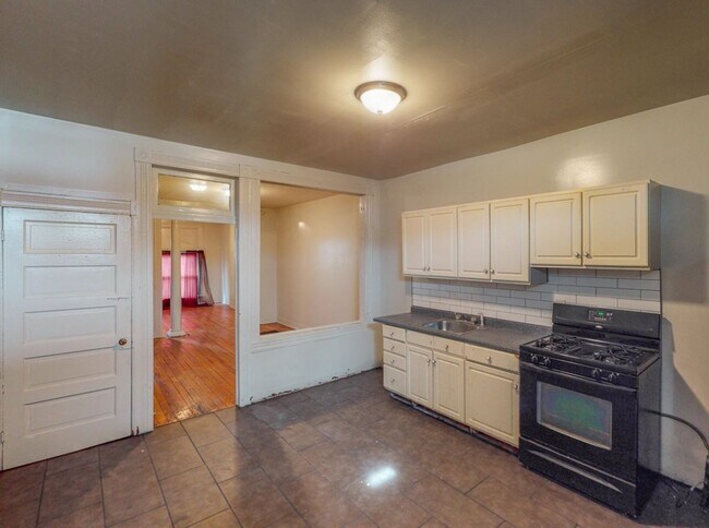 Building Photo - Wonderful Row Home on a Quiet Street