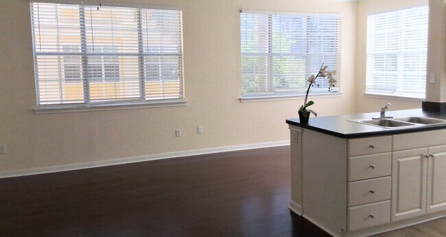 Foto del edificio - City View Wood Floor Updated Kitchen  2/2 condo at Park North Downtown Orlando