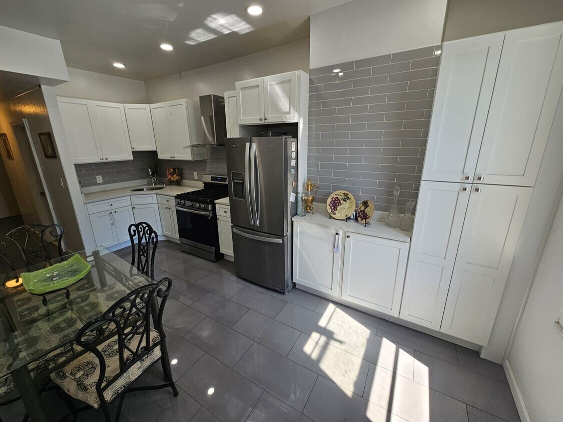 Updated kitchen - 4916 Park Ave