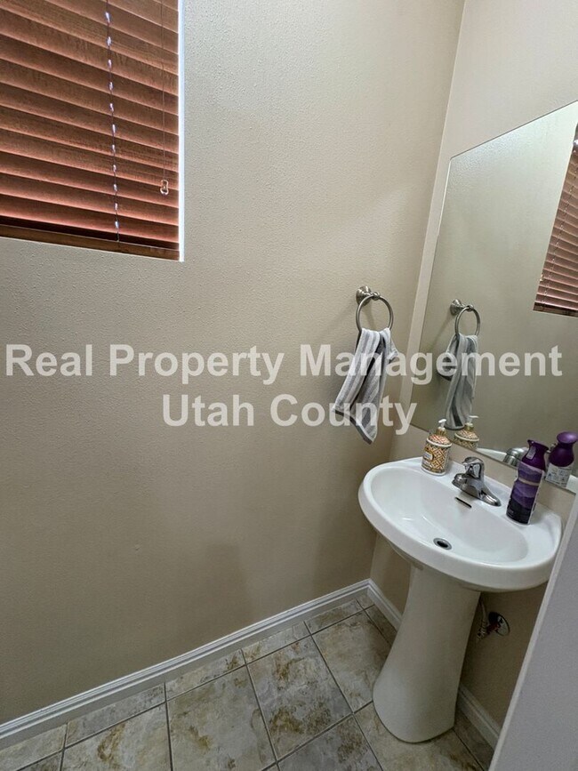 Building Photo - Beautiful townhome in Pleasant Grove