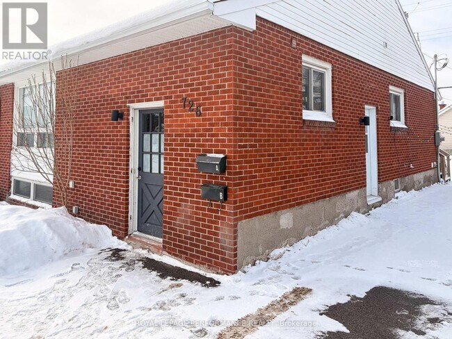 Photo du bâtiment - 726 Cummings Ave