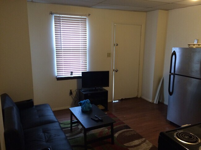 Sala de estar con TV de alta definición y sofá cama. - 539 Blaine Avenue