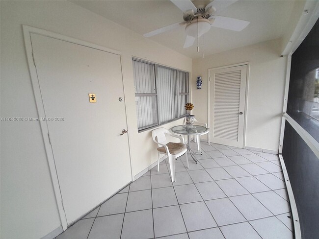 Foto del edificio - 250 Layne Blvd