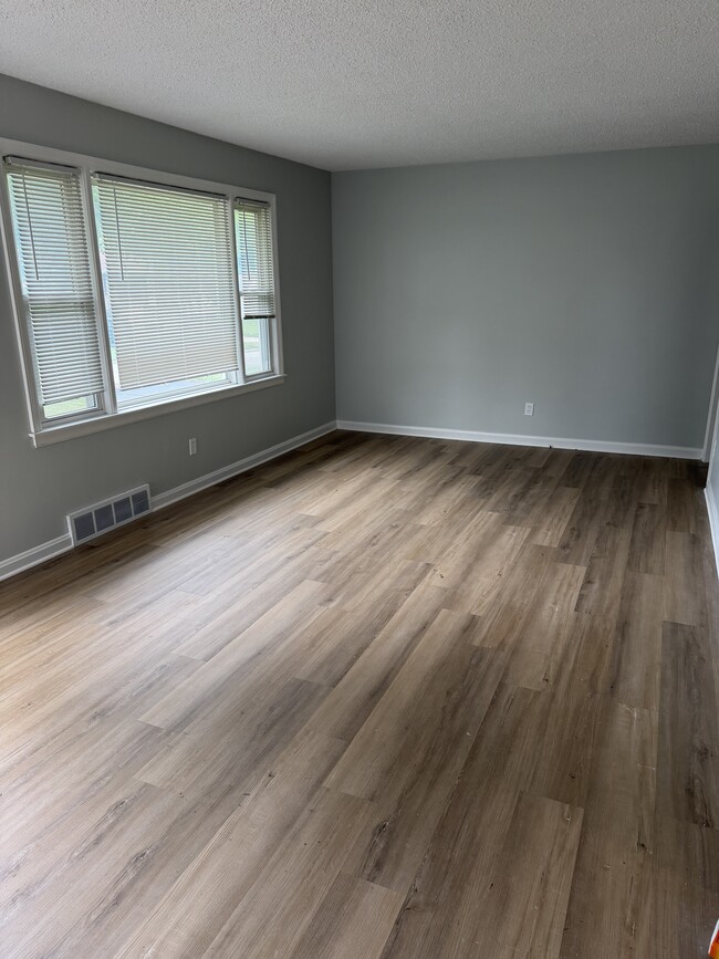 Building Photo - 5010 N Elmwood Ave